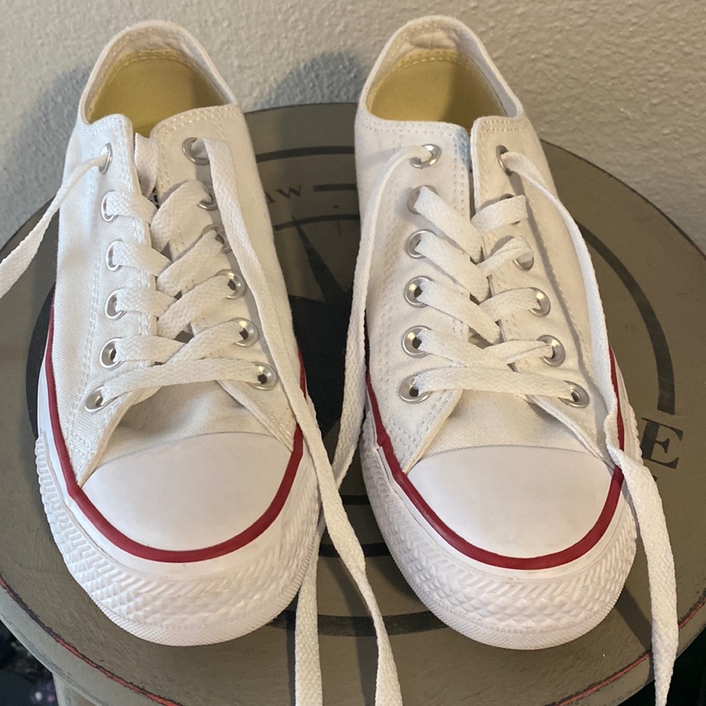 White women’s Chuck Taylor Low top Converse, size 7